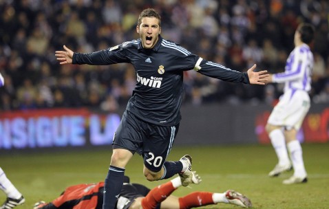 官方娱乐平台-塔图姆跨界闪耀尤文竞技场？一场虚构盛宴引发体坛想象力狂欢，塔图姆空降尤文主场，一场虚构跨界引爆体坛想象