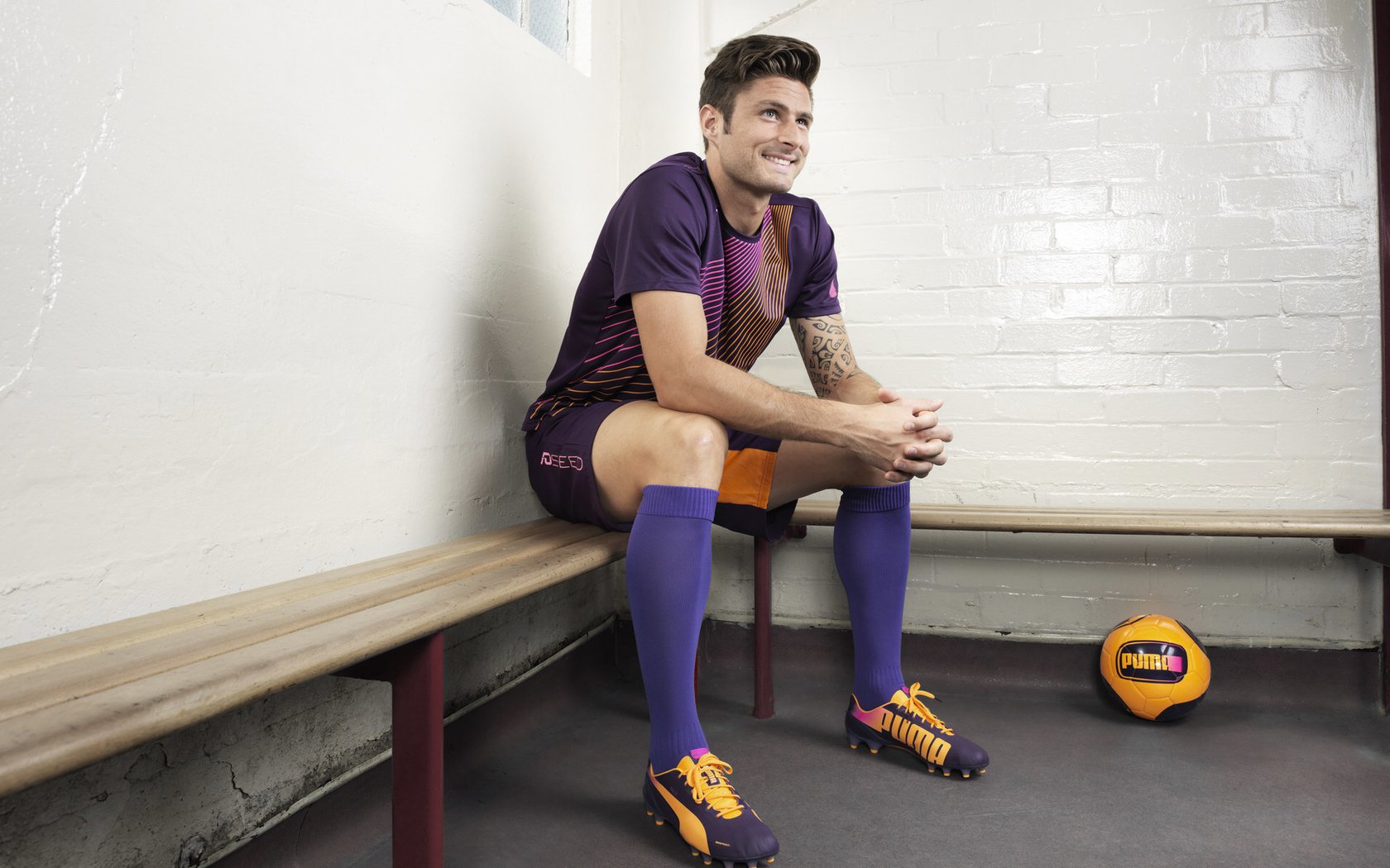 绿茵场上的祈祷，当C罗倒下时，武磊与全队的围拢照亮了什么，围拢的微光，绿茵场上的另一种信仰