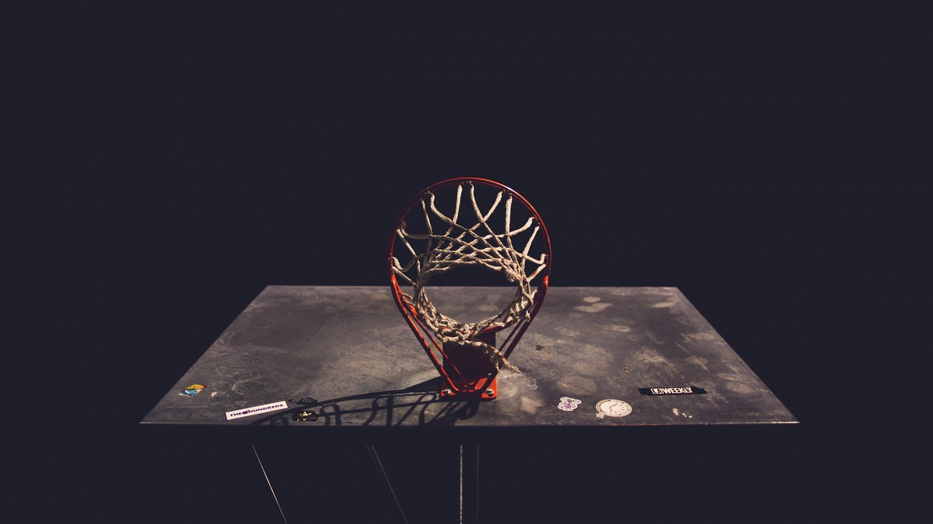 绿茵场上的人性之光,AC米兰重伤倒地,切尔西全队围拢祈祷,场面感人至深,绿茵场上的温情时刻,切尔西全队为AC米兰重伤球员围拢祈祷